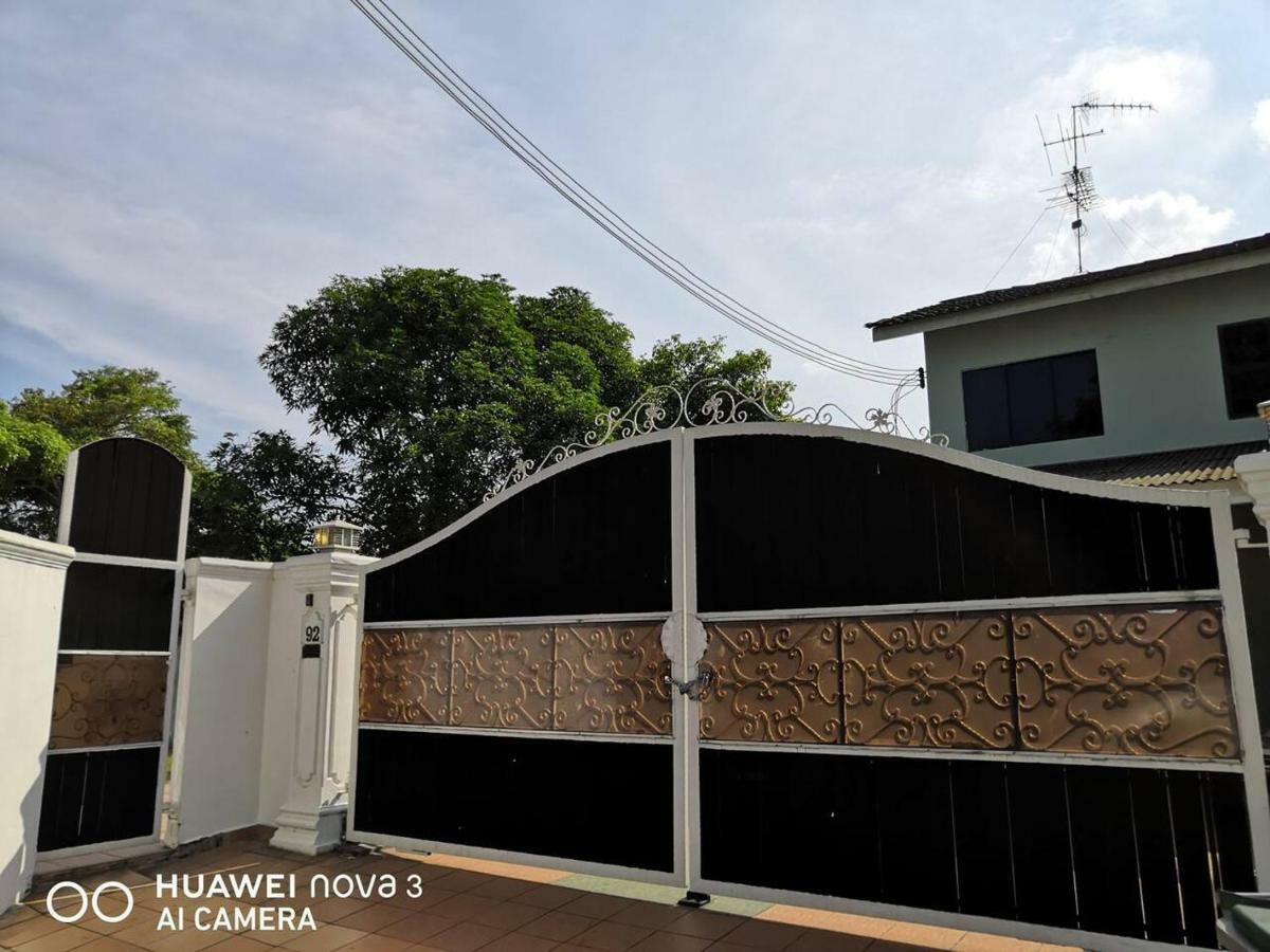 Ibu Home-To-Stay Pasir Gudang Luaran gambar